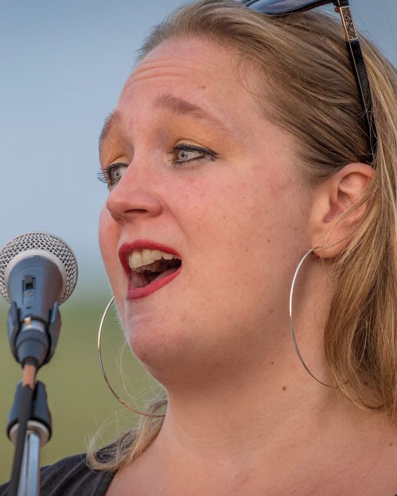 Nici Deutsch singt ins Mikrofon
