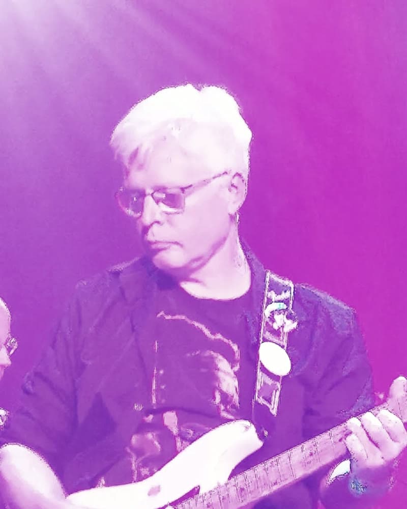 Wolfgang Scheuch an der E-Gitarre auf der Bühne